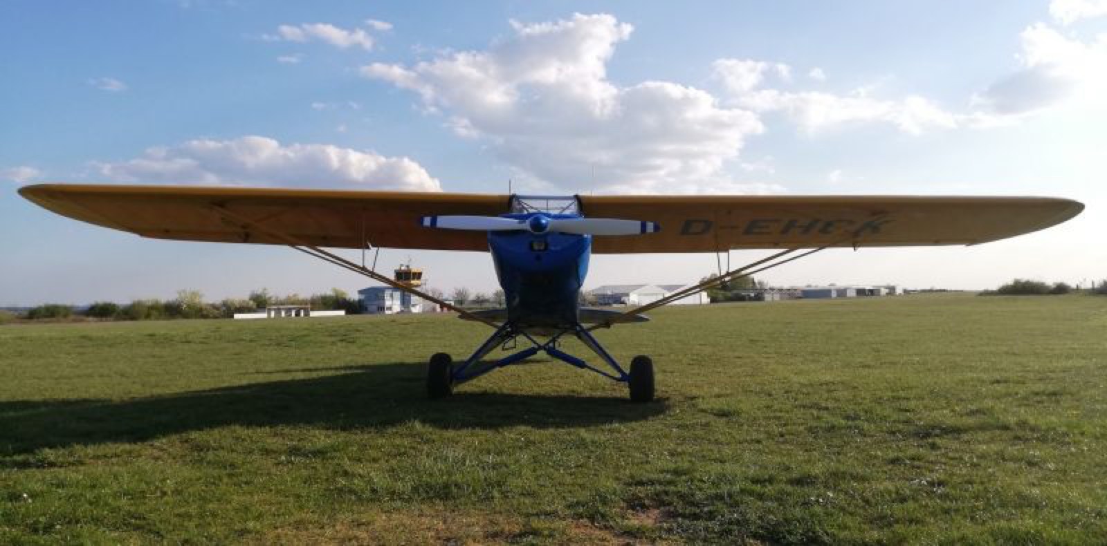 Motorflugzeug auf dem Vorfeld des Flugplatzes Wesel-Römerwardt